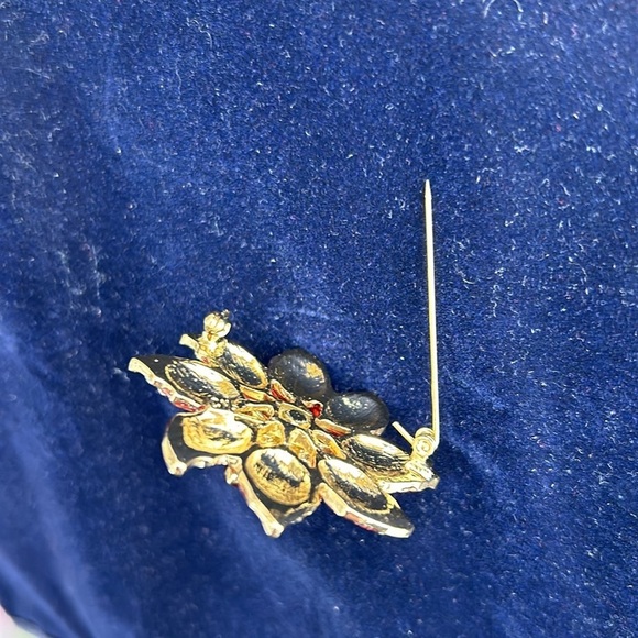 Brooch vintage red poinsettia gold tone with crystal accents makers mark CN - Picture 6 of 9